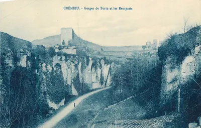 Crémieu - Gorges de Tortu e os Muros — Vallet, Paul, editor