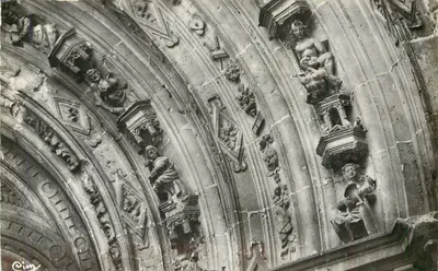 L'Isle-Adam — Escultura antiga do portal da igreja — CIM