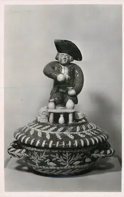Sopéia de barro esmaltado — feita em 1786 por P. Forterle — Museu de Artes e Tradições Populares, Paris