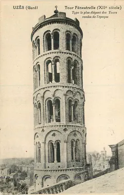 Uzès (Gard) — Torre Fénestrelle (século XII) — Tipo mais elegante das Torres redondas da época