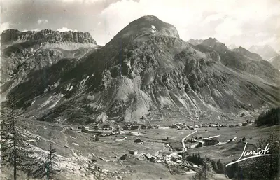 Val d'Isère — Vista geral da Estação e Rochos de Franchet (2846 m.), e Ponta do Front (2965 m.) — Jansol