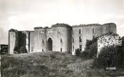 Ruínas do castelo de La Ferté-Milon — Aisne — editor La Cigogne, n° 02.307.01