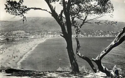Vista da praia de La Favière — Costa Azul — Edições A. Rais