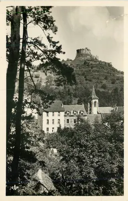 Murols — Le Château et l'Église vus à travers les Pins — C.A.P. REAL-PHOTO
