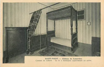 Saint-Point — Castelo de Lamartine — Quarto de banho - O leito com baldaquino pertencente ao poeta.