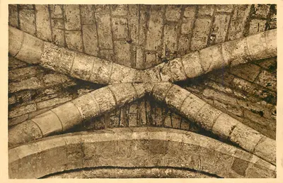 Moriénval (Oise) — A Igreja de Nossa Senhora — Vórtice do déambulatório — As primeiras cruzetas de ogivas
