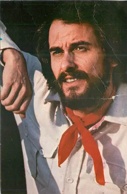 Michel Fugain — portrait en costume avec écharpe rouge — Éditions LYN/A PARIS