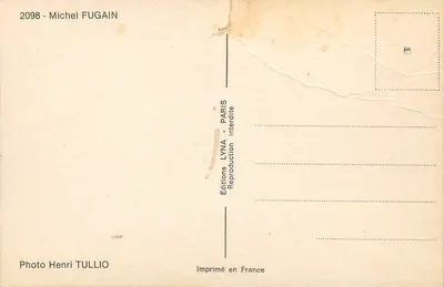Michel Fugain — portrait en costume avec écharpe rouge — Éditions LYN/A PARIS — Verso