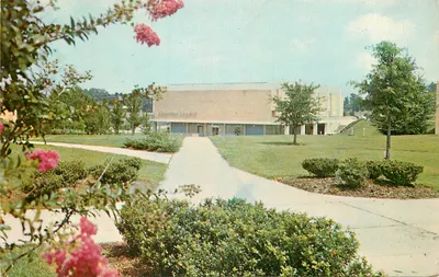 Campus do Columbus College — Ginásio Woodruff em segundo plano — Foto por Don Ceppi, editor Ticonderoga Bros. Inc. Boston