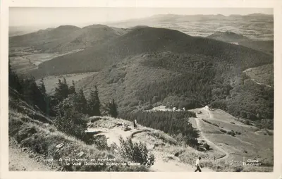 Vista do caminho subindo em direção ao puy de Dôme — a via romana — Cliché Plazanet