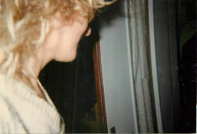 Mulher de cabelos loiros — perfil — dezembro 1990