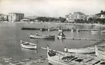 Bilhete postal moderno A costa azul 9140 Le Lavandou (Var) o forte