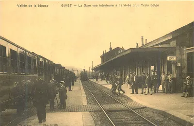 Givet — A Estação vista internamente com a chegada de um Trem belga — Wixing Edit. Charleville