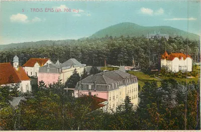 Três Espigas (alt. 700 m.) — vista panorâmica dos edifícios e do castelo em segundo plano — editor não identificado