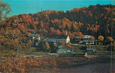 Sainte-Rose-du-Nord — vista de outono com igreja — Boutique Artisanale, Québec