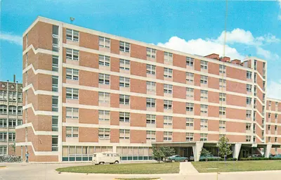 Entrada do Hospital Universitário — Universidade do Iowa, Iowa City, Iowa — P.J. Postcards, Aurora, ILL.