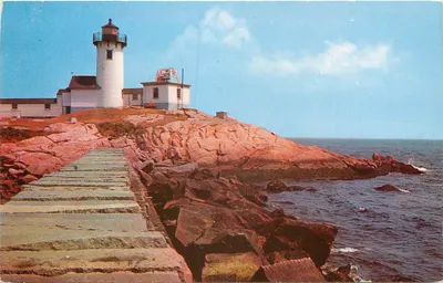 Eastern Point Light and Breakwater — Gloucester, Mass. — "Plastichome" por Colourpicture, Boston 15, Mass., U.S.A. — n° P6672