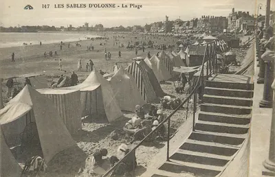 Les Sables d'Olonne - A Praia — vista da praia com tendas e passeio