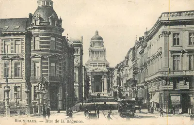 Bruxelas — Rue de la Régence — visão da rua com edifício com cúpula no fundo