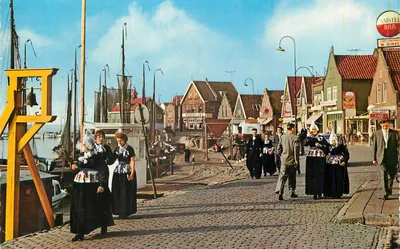 Volendam — Vista do porto com barcos e habitantes — Krüger