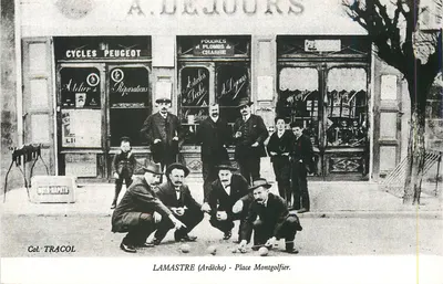 Lamastre (Ardèche) - Praça Montgolfier — jogadores de pétanque diante de lojas — Col. TRACOL