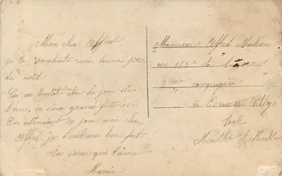 Enfant en manteau de fourrure — scène de Noël avec lanterne et bouquet — éditeur non visible, n° de série non lisible — Verso