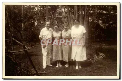 Grupo de quatro pessoas — jardim tropical — sem editor nem número de série visível