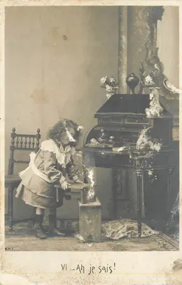 Menina pequena tocando piano — série VI — editor R.P.I.