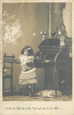 Bilhete postal antigo É é a Festa da Pequena Mãe e Nada para Lhe Oferecer