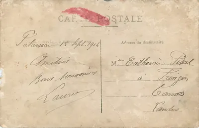 Groupe de soldats et un enfant — devant une façade avec affiches — éditeur 'MAISON DE TERRES' visible — Rückseite