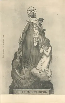 N.D. de Montligeon — statue de la Vierge à l'Enfant avec deux femmes agenouillées — Phot. Lomaire, 41, rue du Bic, Paris