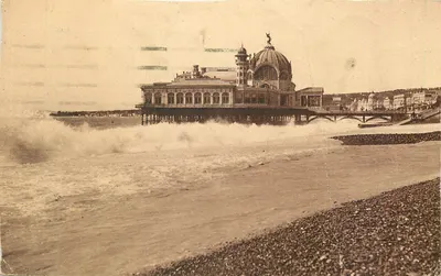 Le Grand Hôtel de Brighton — vue du front de mer avec vagues — éditeur 'A. Lévy' (Nice)