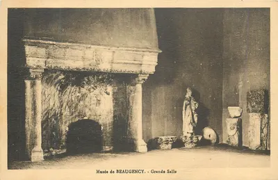 Museu de Beaugency - Grande Sala — interior com lareira monumental e esculturas
