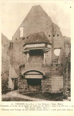 Chinon — O Castelo (Mon. Hist.) — Lareiras e restos da Sala do Castelo (XII e XV s.) — A.P.
