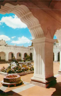 Cour interior da Universidade de San Carlos — Antigua, Guatemala — editor Centroamericano