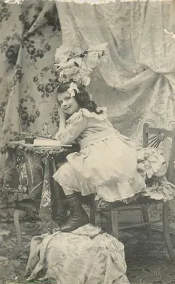 Menina pequena com vestido de mangas largas — estúdio — editor desconhecido