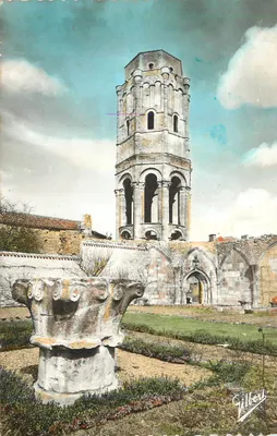 Charroux — Antiga Abadia — Torre de Carlomagno Xie S. — Éditions Charentaises d'Art Gilbert