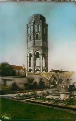 Charroux (Vienne) — A Torre Octogonal Dita de Carlos Magno, Vista do Jardim da Antiga Abadia — Foto Combier Macon