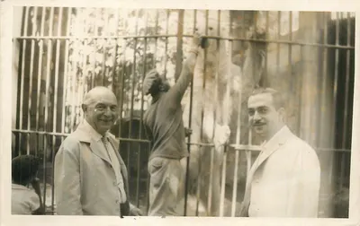 Dois homens diante de uma grade — cena urbana — editor e número de série ilegíveis