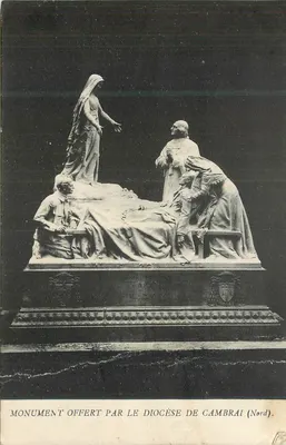 Monument oferecido pelo diocese de Cambrai (Nord) — estátua funerária com figuras religiosas — editor desconhecido, número de série não visível