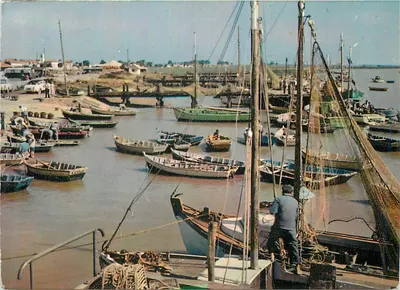 O Porto — vista do porto com barcos de pesca — L'Aiguillon