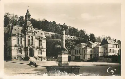 Castelo-Thierry — Praça do Hotel de Ville e do Teatro — REAL-PHOTO C.A.P. Paris