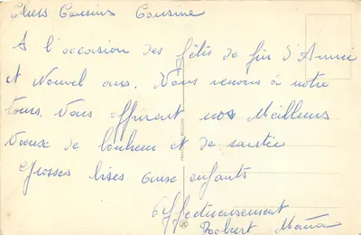Ricci portanti un abete e un cesto di regali — casa innevata — Buon Anno — Verso