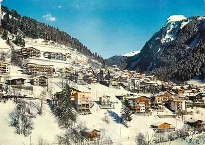 Morzine — Vista parcial da Estação e a Ponta de Ressachaux — Cores Naturais