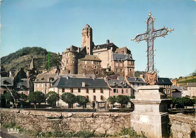 Estaining (Aveyron) — O castelo dos séculos XV e XVI e a cruz histórica — IRIS