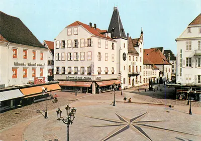 Place du Marché em Haguenau — vista panorâmica com lojas Bata e Herz — editor Nautiland