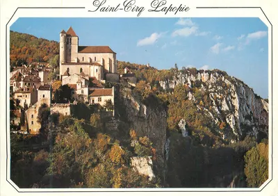 Saint-Cirq-Lapopie — vista do vilarejo e da igreja elevada — Les Éditions Quercyrmises