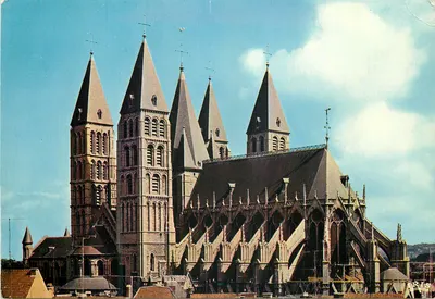Tournai — A catedral (séculos XII-XIII) — Edit. Thill, S.A., Bruxelas - 344.92.40