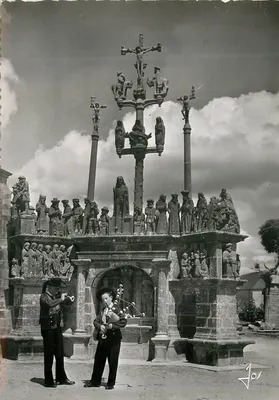 Jovens tocadores de Plougastral diante do grande calvário do século XVI — Éditions d'Art JOS, Châteaulin