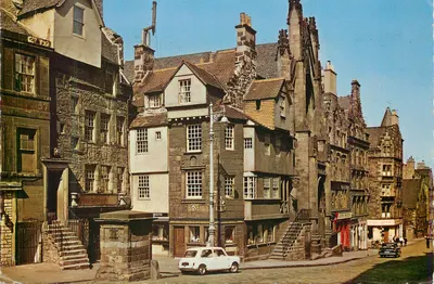 Edimburgo — rua pitoresca com edifícios históricos — John Knox's House, Edinburgh, PT35104
